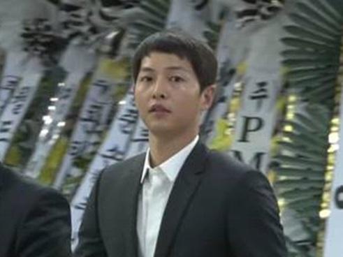 Bạn gái cúi đầu trước linh cữu, nhiều ngôi sao đến đưa tiễn nam diễn viên Reply 1988-14