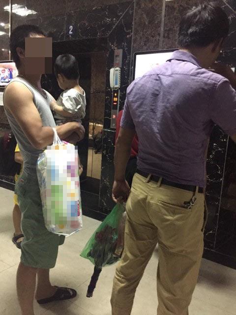 2 ông chồng, người cầm bó hoa người bế con xách bỉm, trò chuyện đôi câu mà khiến chị em ghen tị ngút trời-1