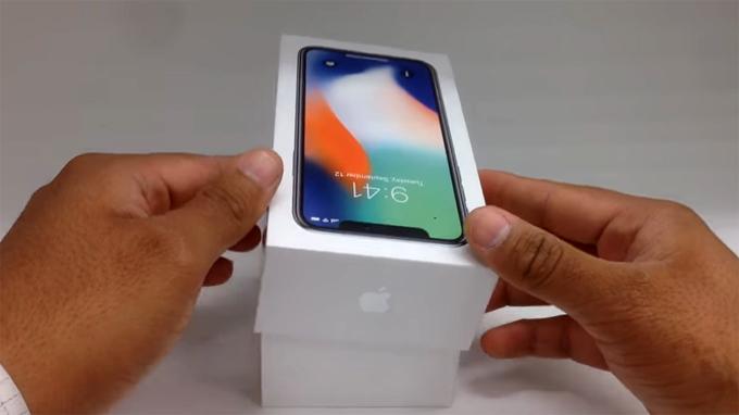 Video mở hộp iPhone X đầu tiên khiến fan Táo khuyết phát sốt-1