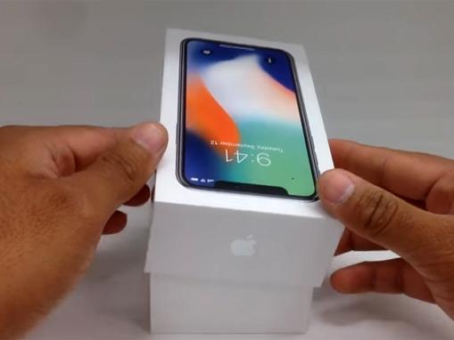 Video mở hộp iPhone X đầu tiên khiến fan Táo khuyết phát sốt