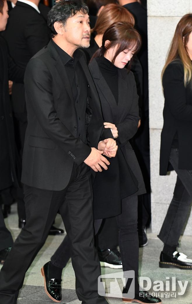 Bạn gái cúi đầu trước linh cữu, nhiều ngôi sao đến đưa tiễn nam diễn viên Reply 1988-10