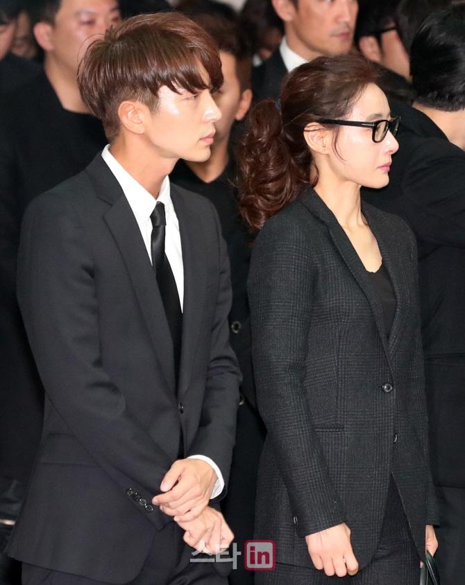 Bạn gái cúi đầu trước linh cữu, nhiều ngôi sao đến đưa tiễn nam diễn viên Reply 1988-12