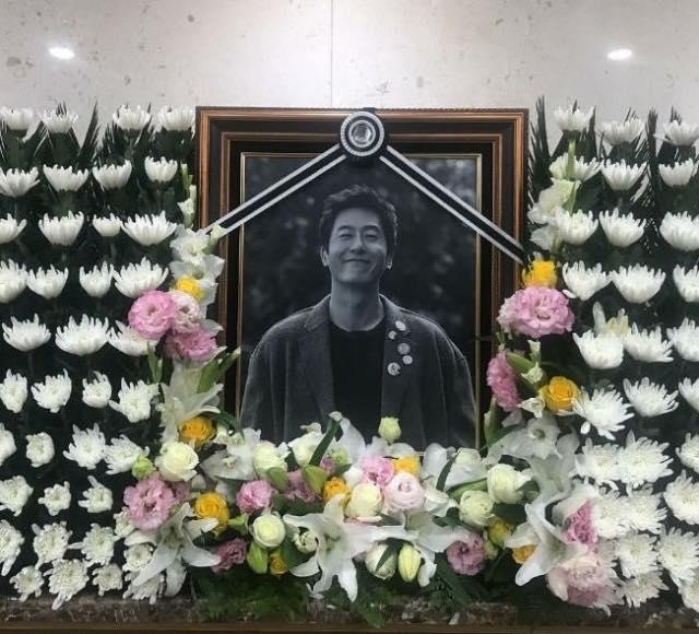 Bạn gái cúi đầu trước linh cữu, nhiều ngôi sao đến đưa tiễn nam diễn viên Reply 1988-13