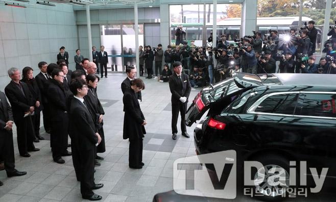 Bạn gái cúi đầu trước linh cữu, nhiều ngôi sao đến đưa tiễn nam diễn viên Reply 1988-7