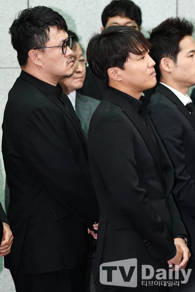 Bạn gái cúi đầu trước linh cữu, nhiều ngôi sao đến đưa tiễn nam diễn viên Reply 1988-8