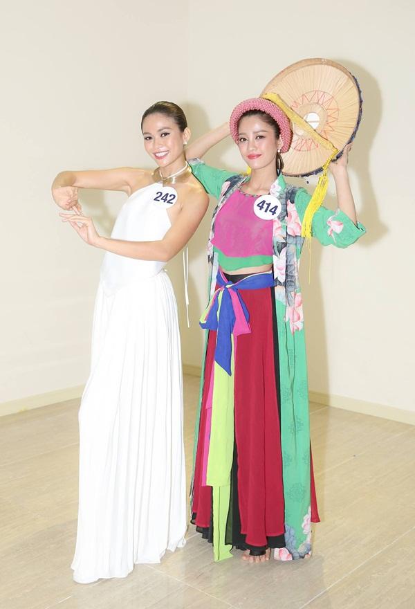 Mâu Thủy múa xuất sắc, Hoàng Thùy hát mất phong độ tại Hoa hậu Hoàn vũ Việt Nam 2017-2