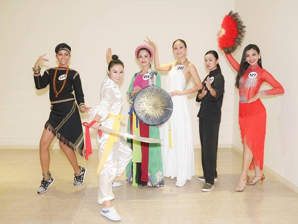 Mâu Thủy múa xuất sắc, Hoàng Thùy hát mất phong độ tại Hoa hậu Hoàn vũ Việt Nam 2017-6