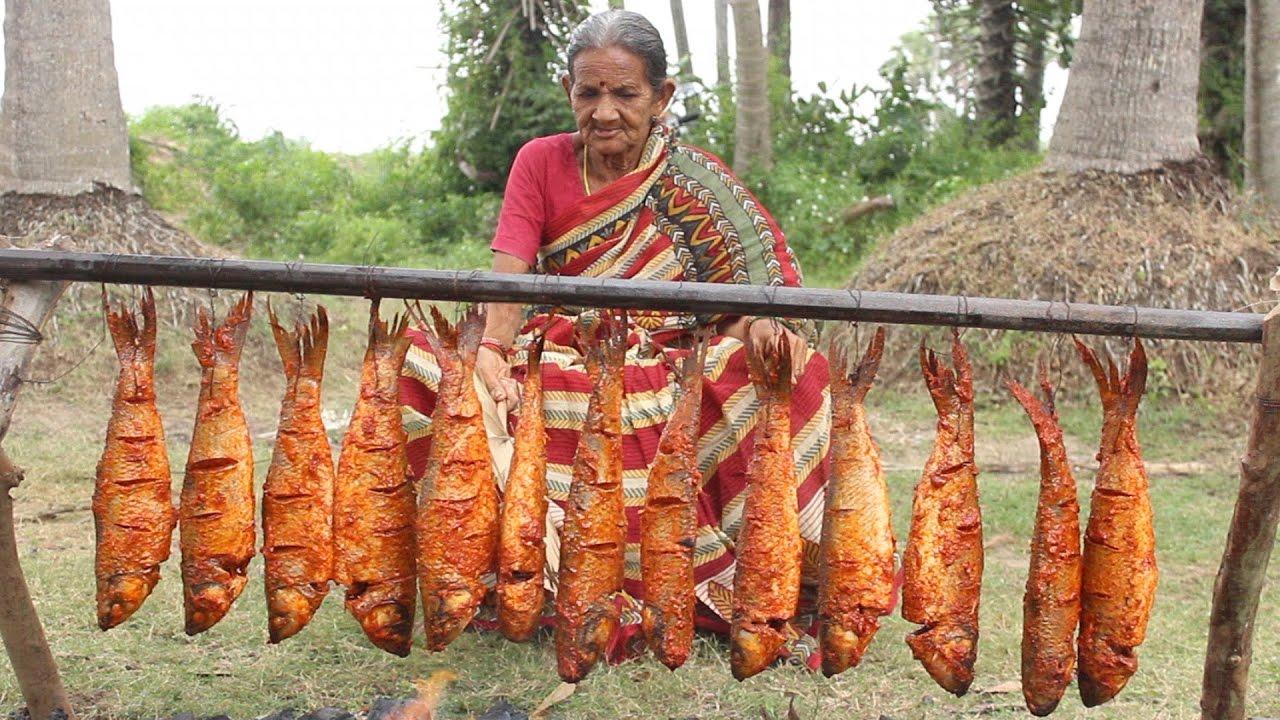Cụ bà 106 tuổi mang cả rổ cá ra gốc dừa nướng hút 32 triệu view-1