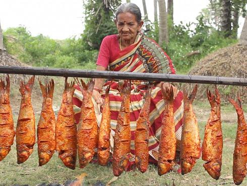 Cụ bà 106 tuổi mang cả rổ cá ra gốc dừa nướng hút 32 triệu view