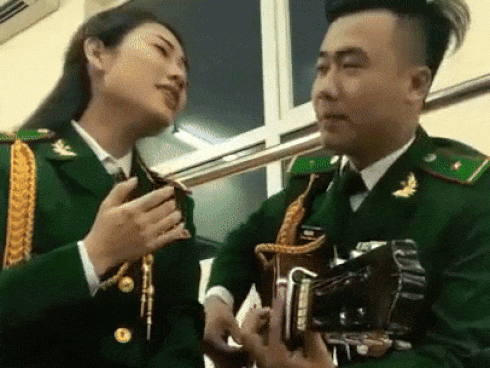 Cả tuổi học trò bỗng ùa về qua bản cover 'Mong ước kỷ niệm xưa' của nữ quân nhân