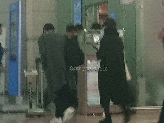 Vợ chồng Song Hye Kyo bịt mặt kín mít, sang Châu Âu hưởng tuần trăng mật