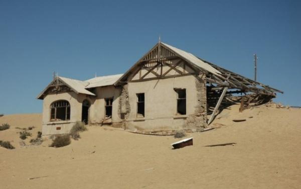 Thị trấn ma Kolmanskop, Namibia được thành lập sau khi người dân đổ xô tới đây nhằm mục đích đào kim cương. Nơi đây nhanh chóng trở thành một thị trấn kiểu Đức tiêu chuẩn với hệ thống nhà cửa khang trang, trường học và nhiều bệnh viện với trang thiết bị hiện đại.