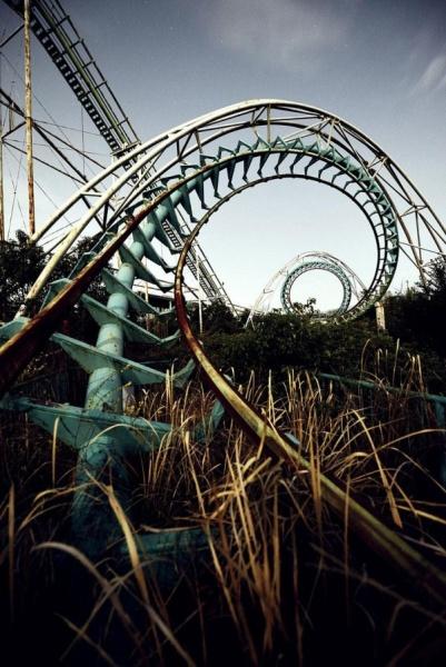 Công viên giải trí Nara Dreamland, Nhật Bản được khai trương năm 1961 với nhiều hoạt động giải trí đầy mới mẻ như tàu lượn siêu tốc, lâu đài bơm hơi, trượt nước hay máy điện tử thùng. Nơi đây bị bỏ hoang từ cuối những năm 1990 do thiếu kinh phí hoạt động. Hiện nay, đa phần các hạng mục vật chất vẫn còn nguyên vẹn, chưa bị thời gian tàn phá nhiều.