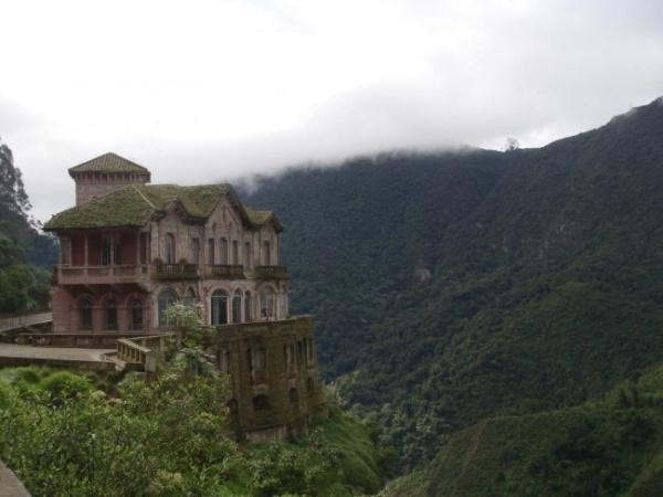 Khách sạn bỏ hoang Refugio El Salto, Colombia: Lần đầu mở cửa vào năm 1924, khách sạn này tọa lạc tại thị trấn San Antonio del Tequendama nhưng nhanh chóng đóng cửa sau khi số lượng khách thuê phòng tại đây tự sát ngày càng nhiều. Từ đó đến giờ, người dân cho rằng nơi đây bị 