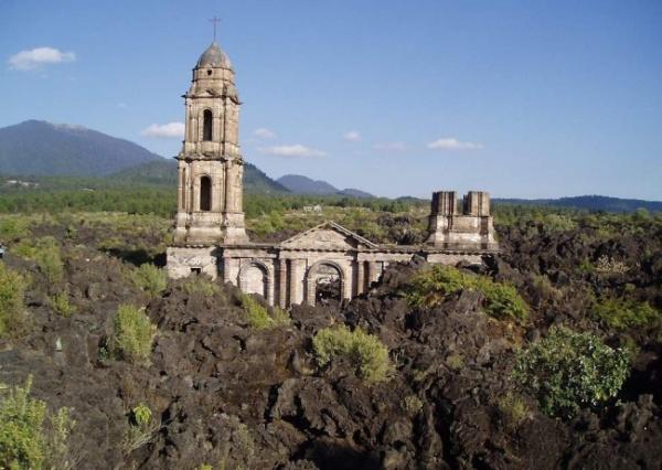 Nhà thờ San Juan Parangaricutiro, Mexico và một số ngôi làng quanh đó đã bị dung nham núi lửa nhấn chìm, chỉ để lại một phần tàn tích nhỏ trên nóc và khu vực tháp chuông.