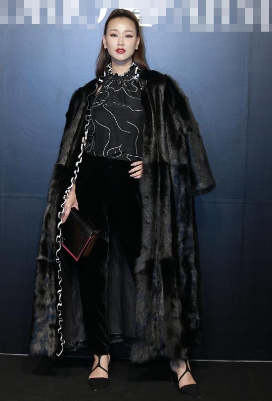 Sau cú ngã lịch sử, Lan Khuê tiếp tục lộ miếng dán ngực kém duyên lọt top sao mặc xấu-7