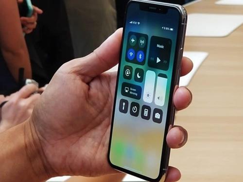 Lộ diện chủ nhân mua iPhone X đầu tiên có giá 41,5 triệu đồng-6
