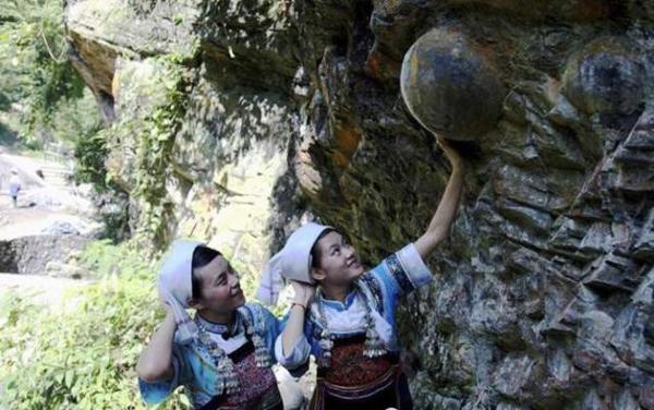 Vách đá đẻ trứng có lời nguyền sinh con trai hút khách du lịch-1