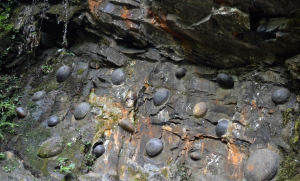 Vách đá đẻ trứng có lời nguyền sinh con trai hút khách du lịch-2