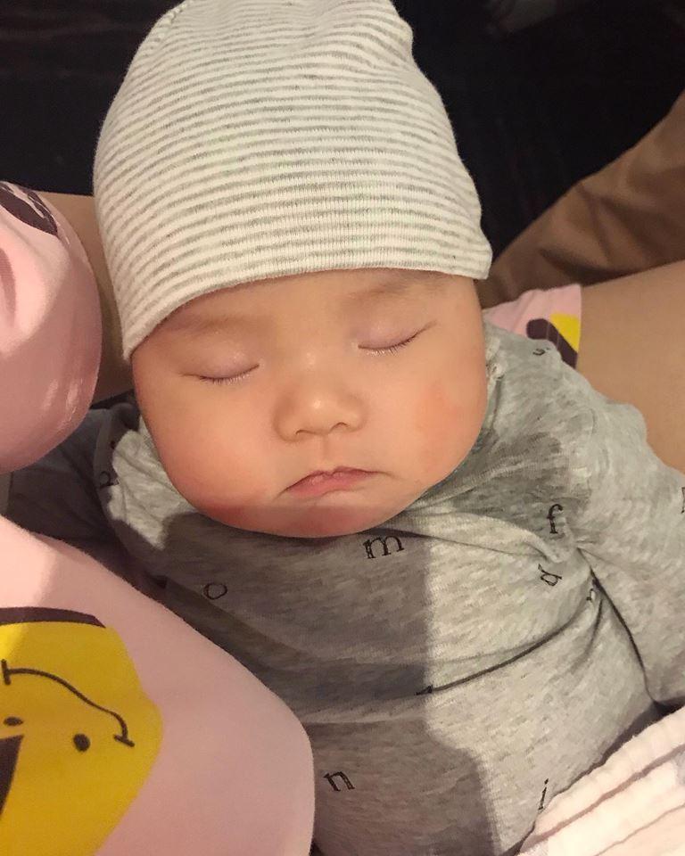 Hot girl - hot boy Việt 3/11: Phải đi công tác, Huyền Baby dự trữ sữa mẹ cả tuần cho quý tử-1