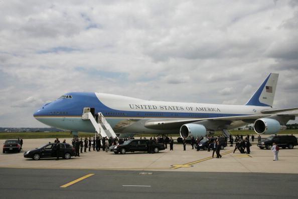 Đoàn tháp tùng hùng hậu bảo vệ tổng thống Mỹ-2