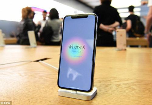 Lộ diện chủ nhân mua iPhone X đầu tiên có giá 41,5 triệu đồng-5