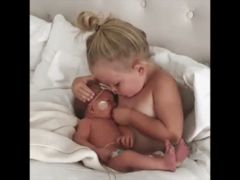 Hơn 4 triệu người xem cảnh chị gái dỗ em nín khóc yêu không tả nổi