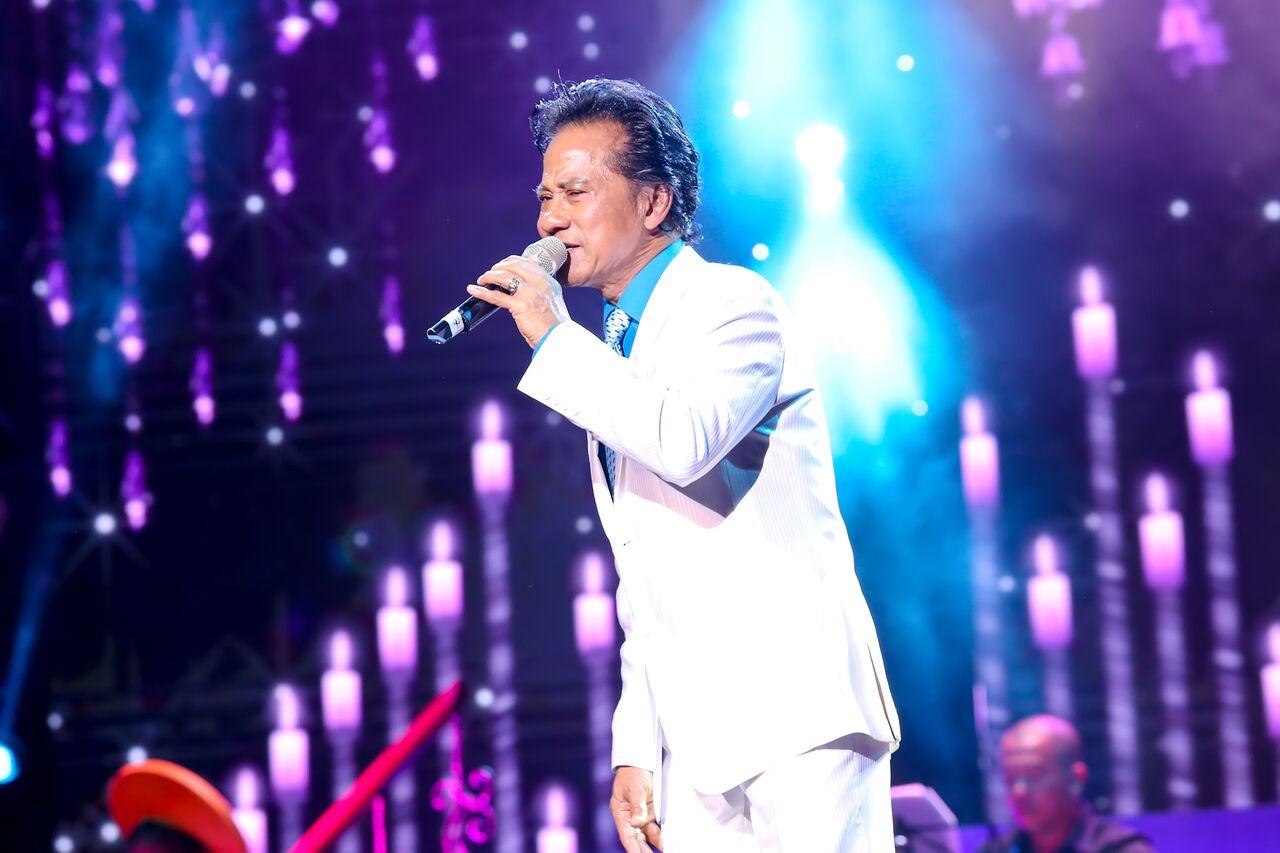 Chế Linh: Mỗi lần tôi xin hôn người tặng hoa, họ thường đi luôn không quay đầu lại-2