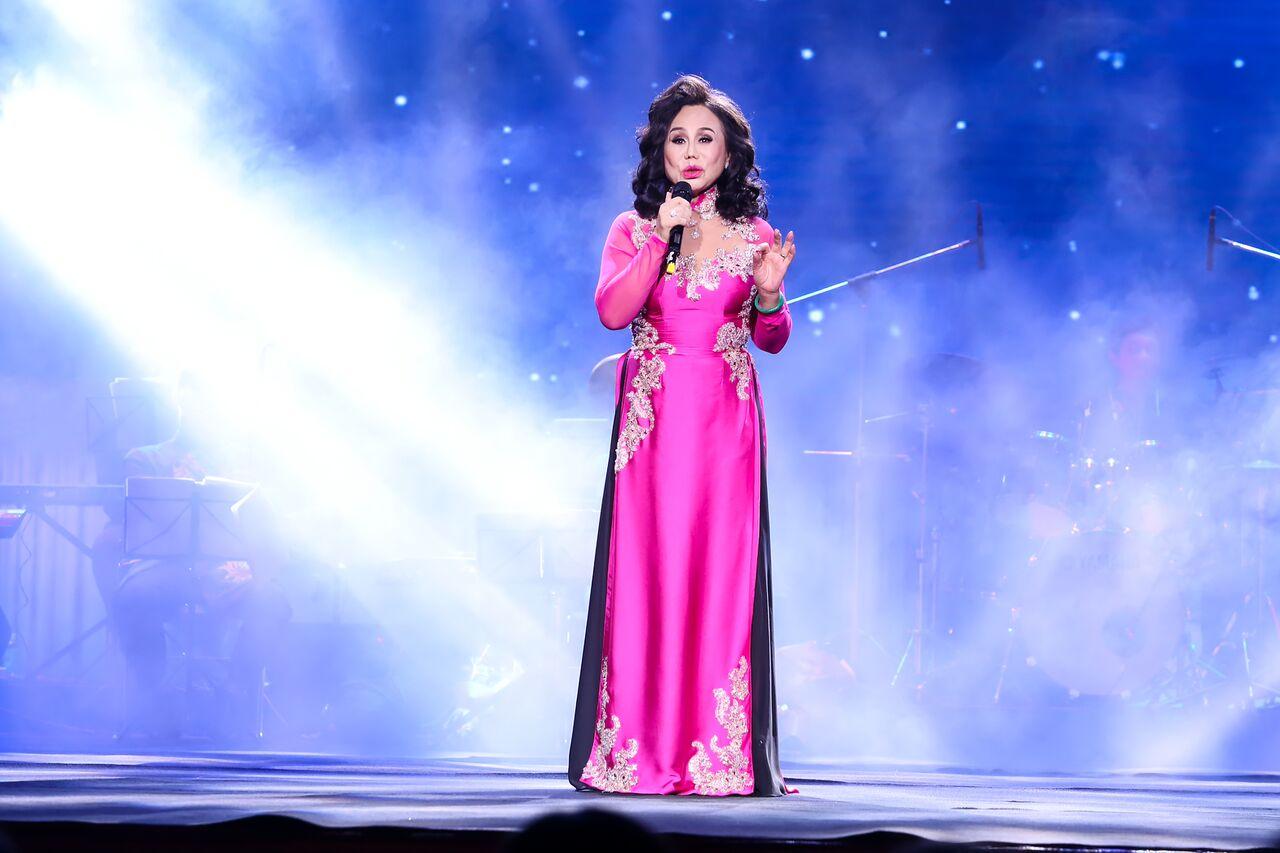 Chế Linh: Mỗi lần tôi xin hôn người tặng hoa, họ thường đi luôn không quay đầu lại-3