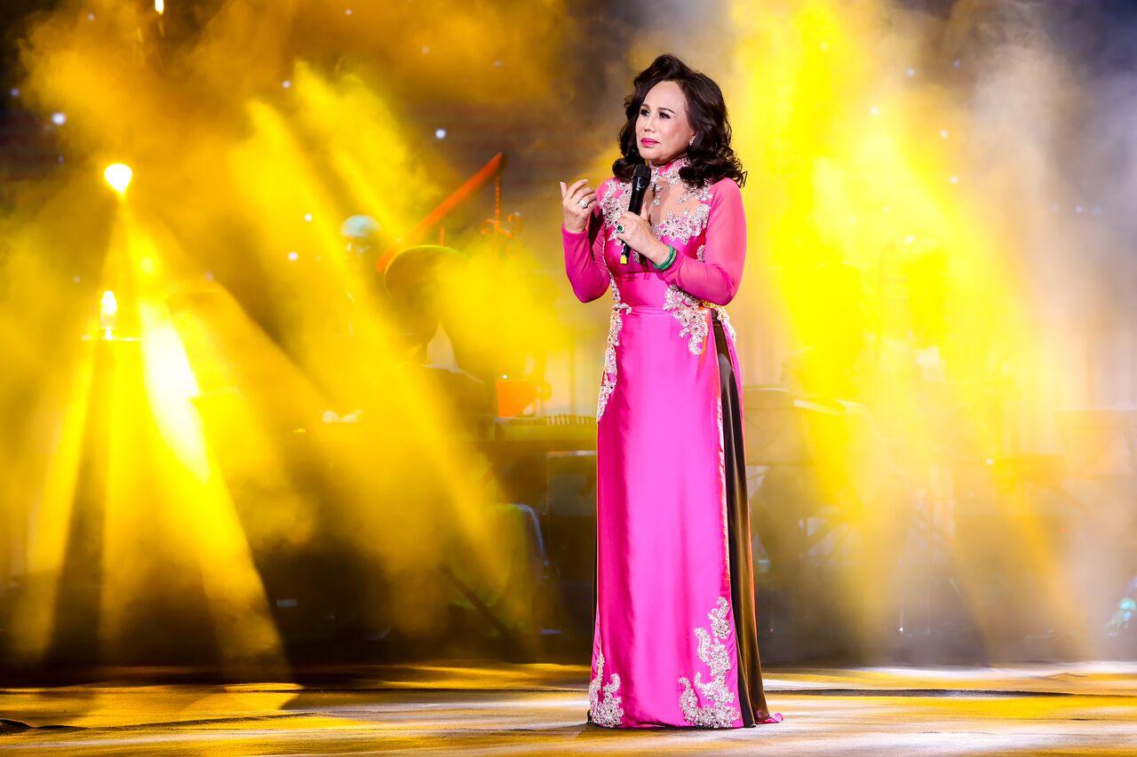 Chế Linh: Mỗi lần tôi xin hôn người tặng hoa, họ thường đi luôn không quay đầu lại-4