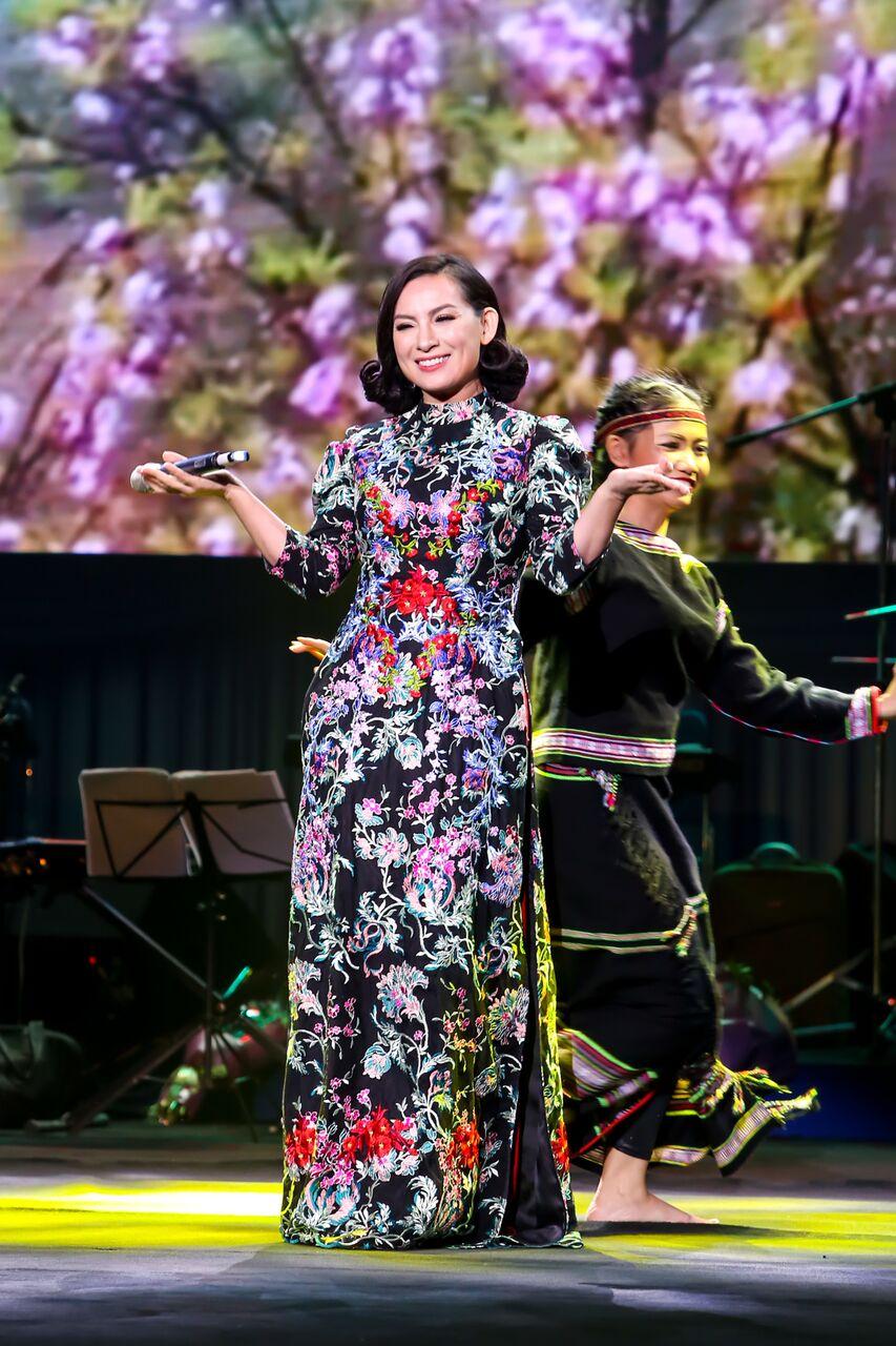 Chế Linh: Mỗi lần tôi xin hôn người tặng hoa, họ thường đi luôn không quay đầu lại-7