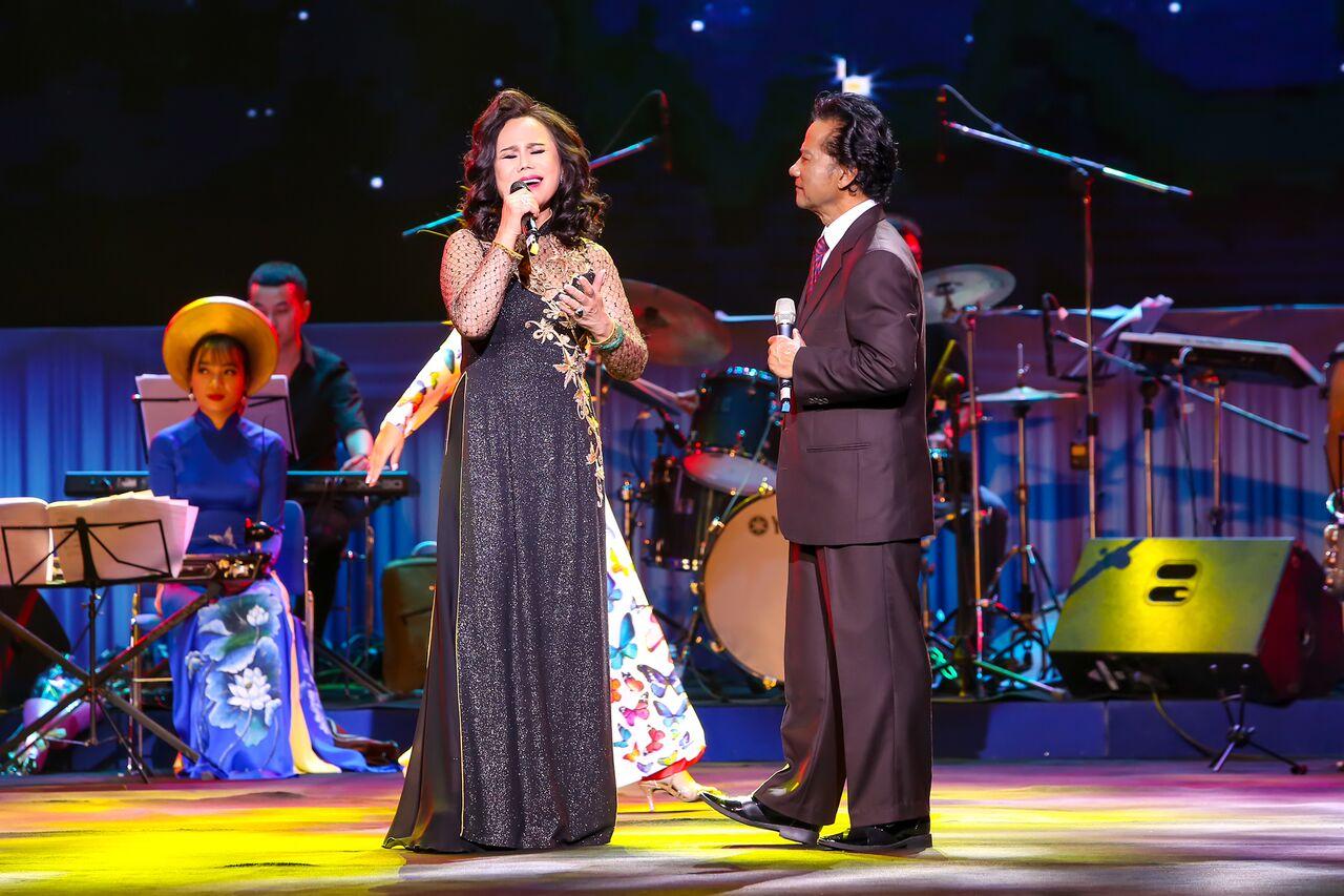 Chế Linh: Mỗi lần tôi xin hôn người tặng hoa, họ thường đi luôn không quay đầu lại-5