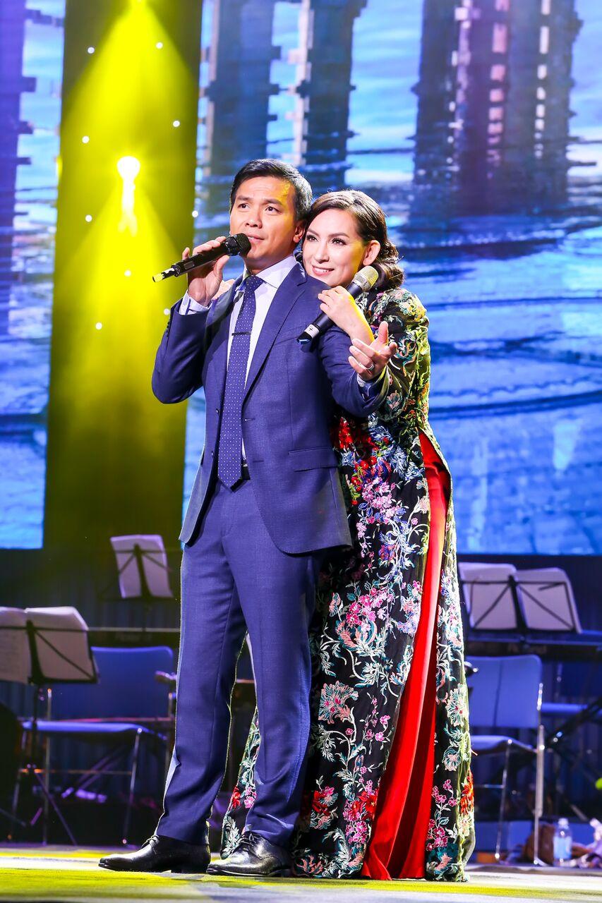 Chế Linh: Mỗi lần tôi xin hôn người tặng hoa, họ thường đi luôn không quay đầu lại-8