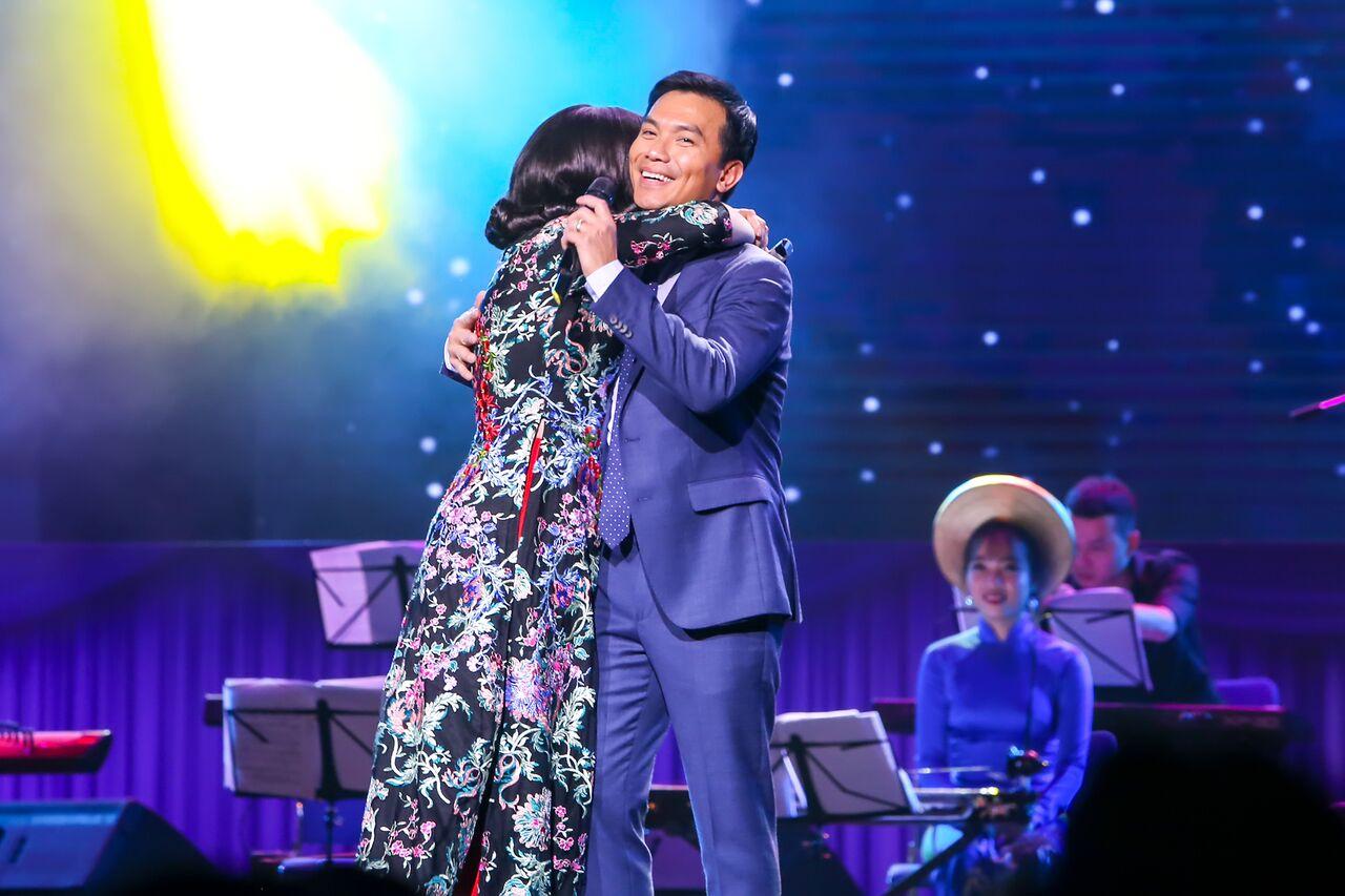 Chế Linh: Mỗi lần tôi xin hôn người tặng hoa, họ thường đi luôn không quay đầu lại-9