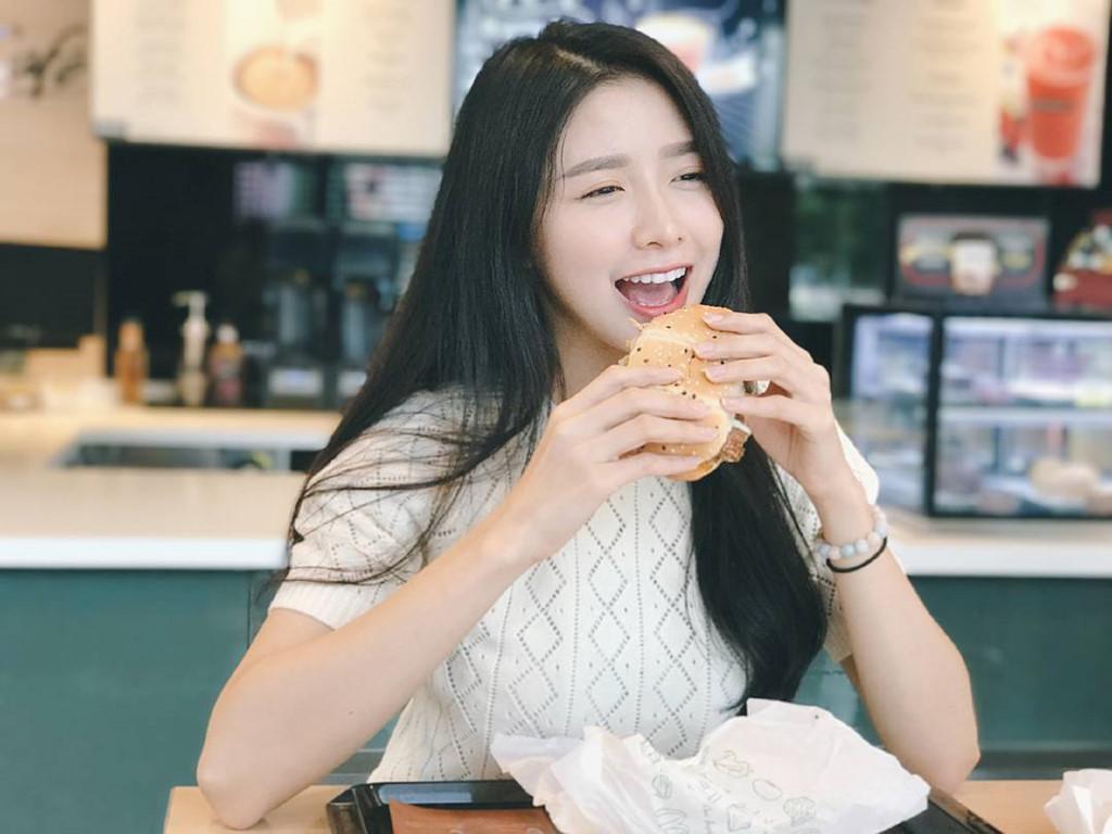 Nụ cười tỏa nắng hút nghìn fan của hot girl đình đám Malaysia-8