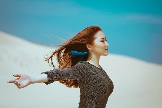 Sau Em gái mưa, Hương Tràm tiếp tục ra mắt MV nhạc phim Hai thế giới-2