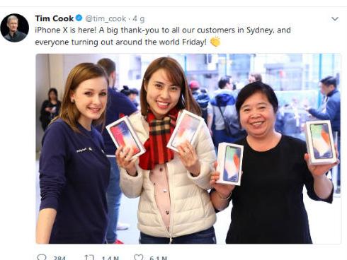 Tim Cook vui mừng chia sẻ ảnh người Việt mua iPhone X