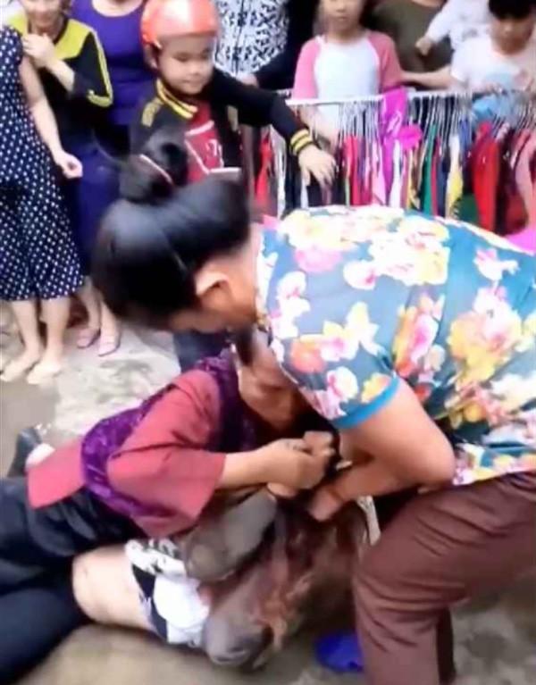 Choáng trước cảnh mẹ chồng già 70 tuổi đi đánh ghen cùng con dâu?-1