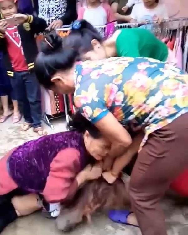 Choáng trước cảnh mẹ chồng già 70 tuổi đi đánh ghen cùng con dâu?-2