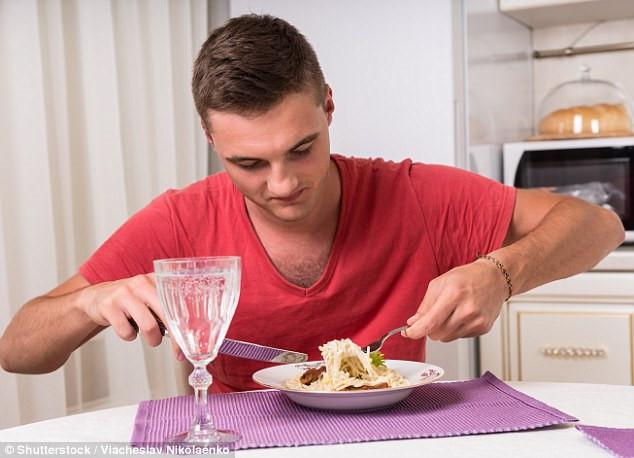 Nguy hại không ngờ khi thường xuyên ăn cơm một mình-1