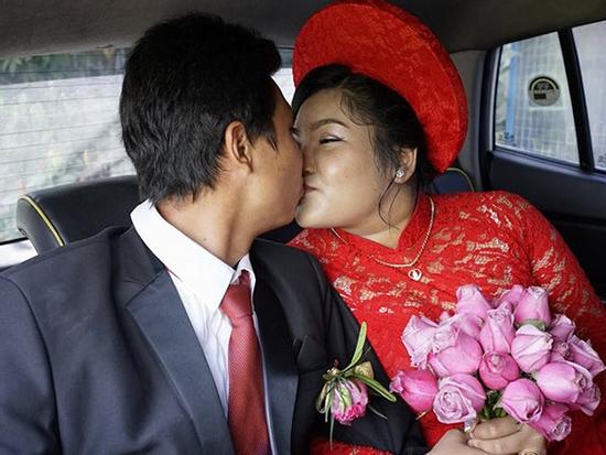 Chàng trai Cần Giờ phải lòng em hàng xóm 80kg, bỏ ống heo 10 năm để rước nàng về dinh