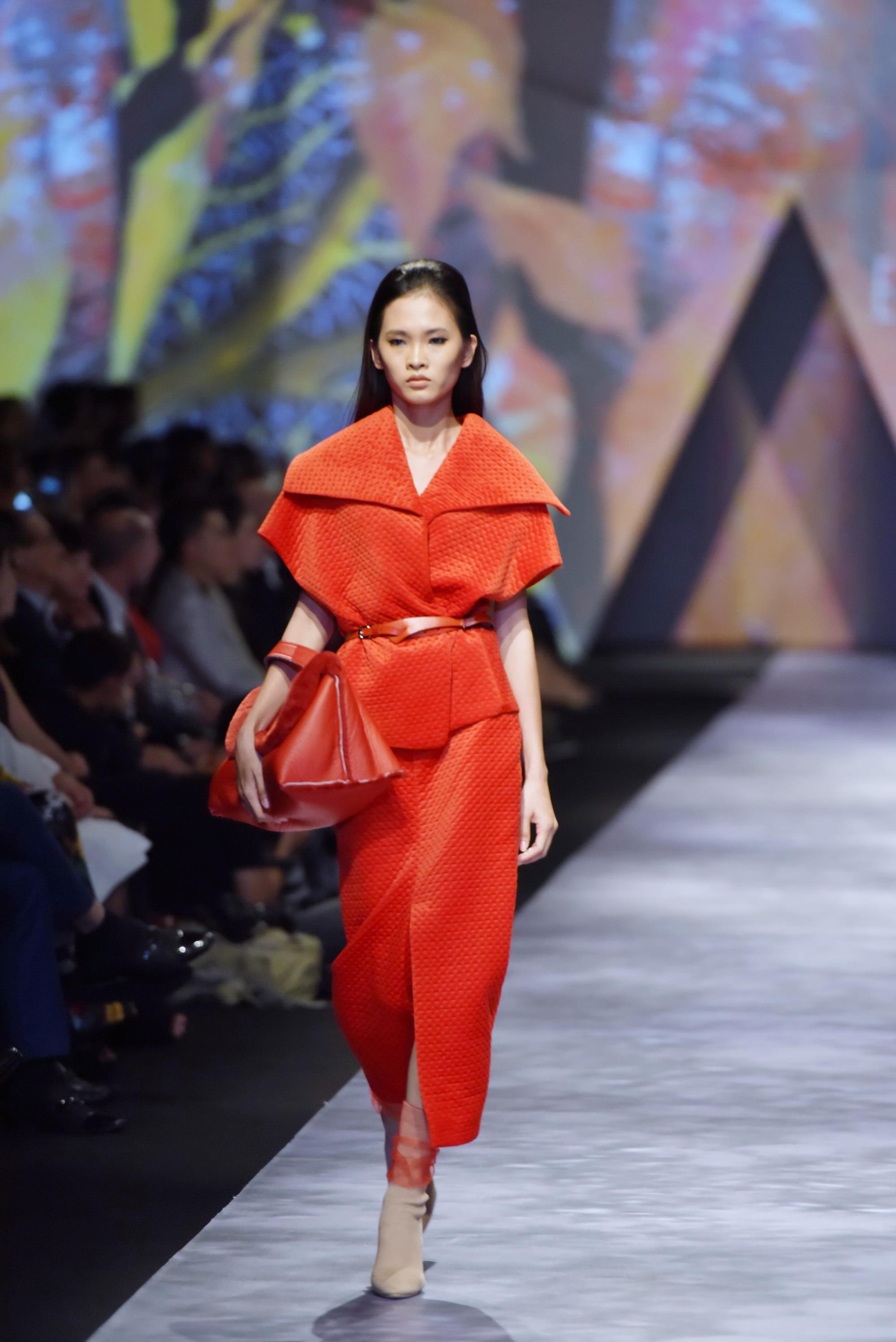 Đêm cuối Vietnam International Fashion Week thất thủ vì quá đông-7