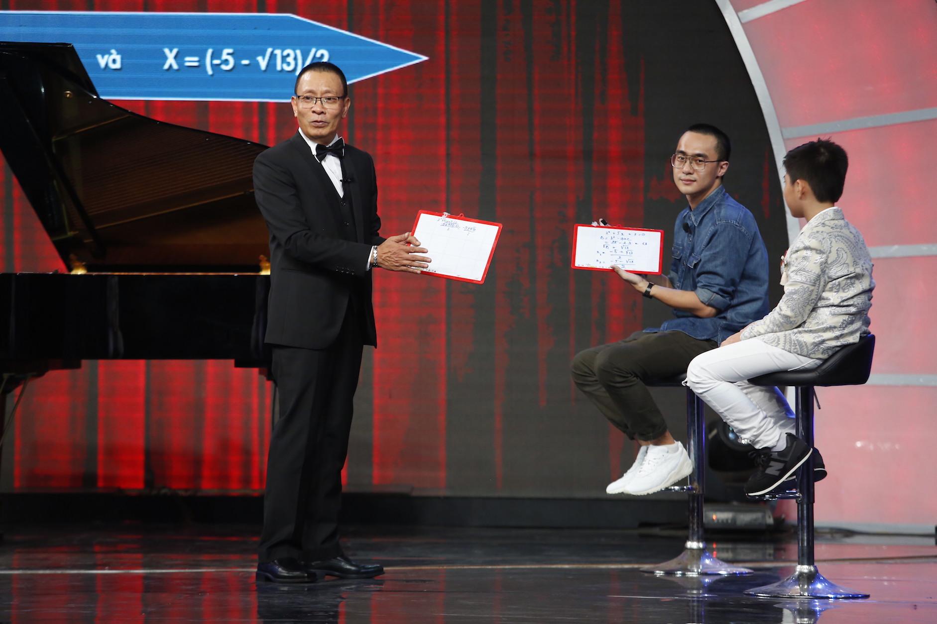 Thần đồng học vượt cấp trổ tài vừa chơi đàn vừa giải toán khiến MC Lại Văn Sâm nể phục-1