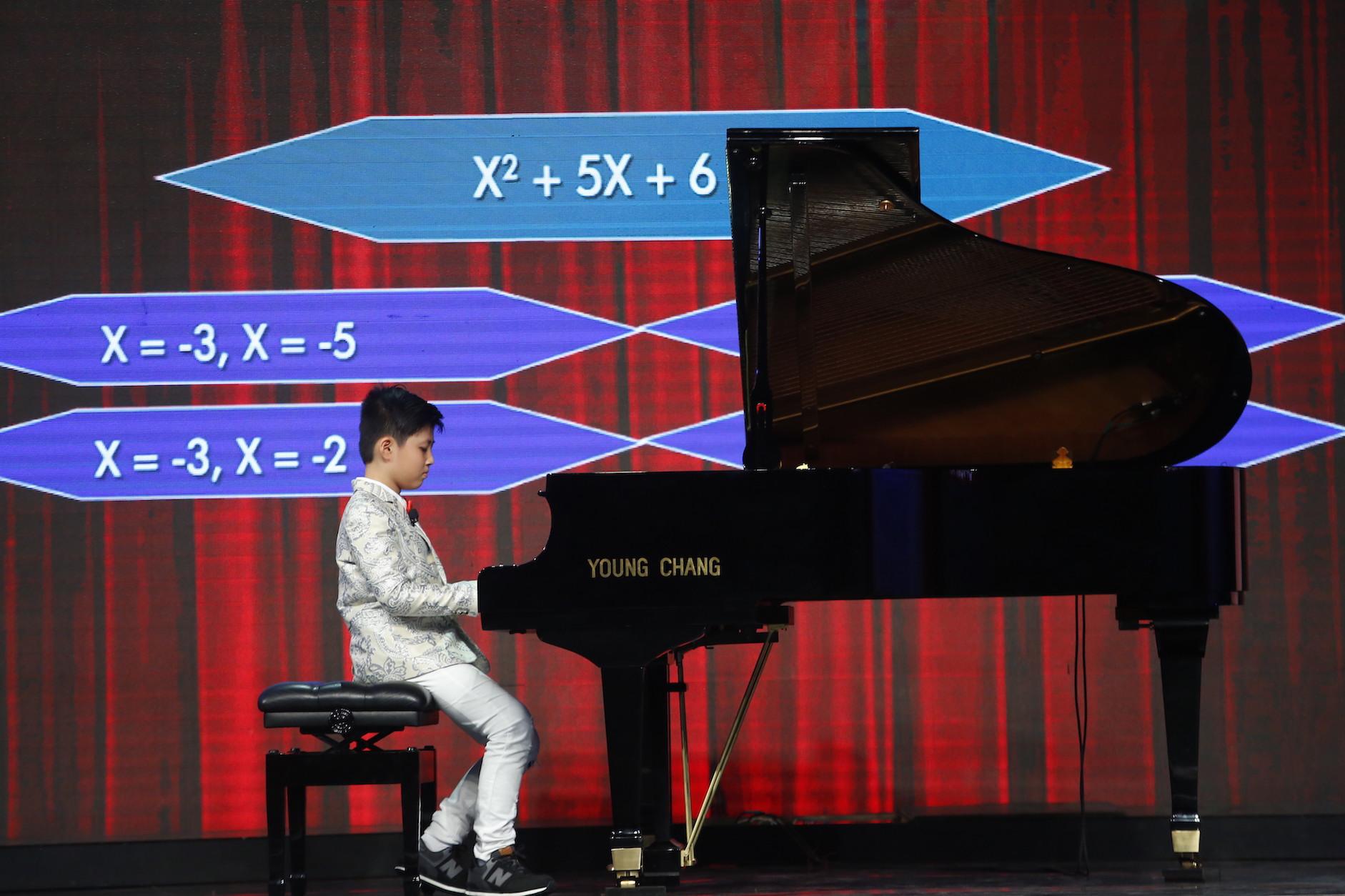 Thần đồng học vượt cấp trổ tài vừa chơi đàn vừa giải toán khiến MC Lại Văn Sâm nể phục-2