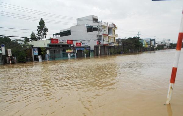 Thời tiết 5/11: Nguy cơ lũ lịch sử ở miền Trung, Hà Nội mưa rét-1