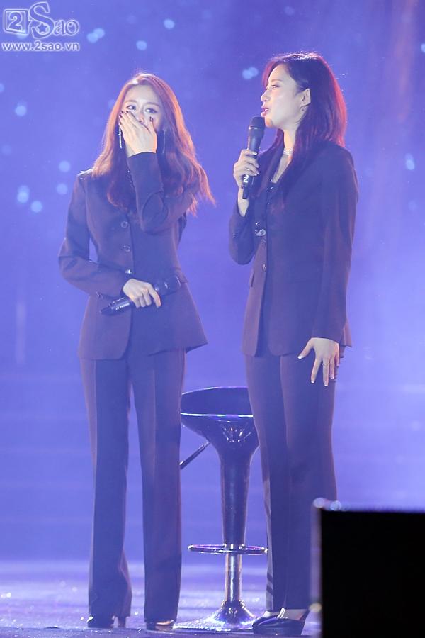 Clip: T-ara bật khóc trước món quà tái hiện 8 năm ca hát đầy chông gai từ fan Việt-10