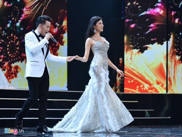 Diện đồ bó sát, thí sinh Hoa hậu Hoàn vũ liên tục vấp váy, vồ ếch-1