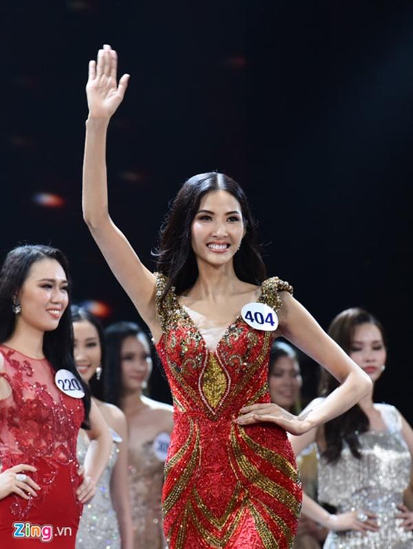 Diện đồ bó sát, thí sinh Hoa hậu Hoàn vũ liên tục vấp váy, vồ ếch-4