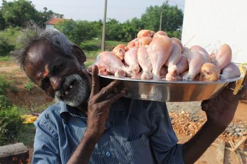 Ông già mang cả 100 đùi gà ra giữa vườn chiên xù hút 15 triệu view-3