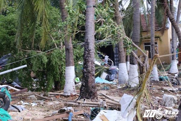 Người hùng lao ra biển cứu hơn 200 ngư dân bị lật bè trong bão số 12-2